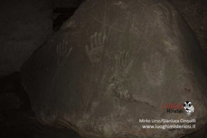 Pietra con impronte di mani incise nella Cappella del masso